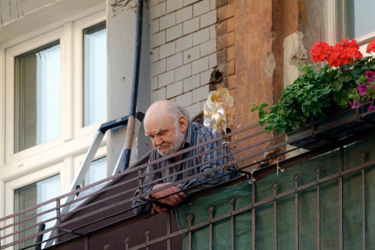 Clever wohnen auf dem Balkon Outdoor mit smarten Lösungen für Mieter Moderner Balkon Outdoor mit smarten Möbeln und digitaler Pflanzenbewässerung für Mieter