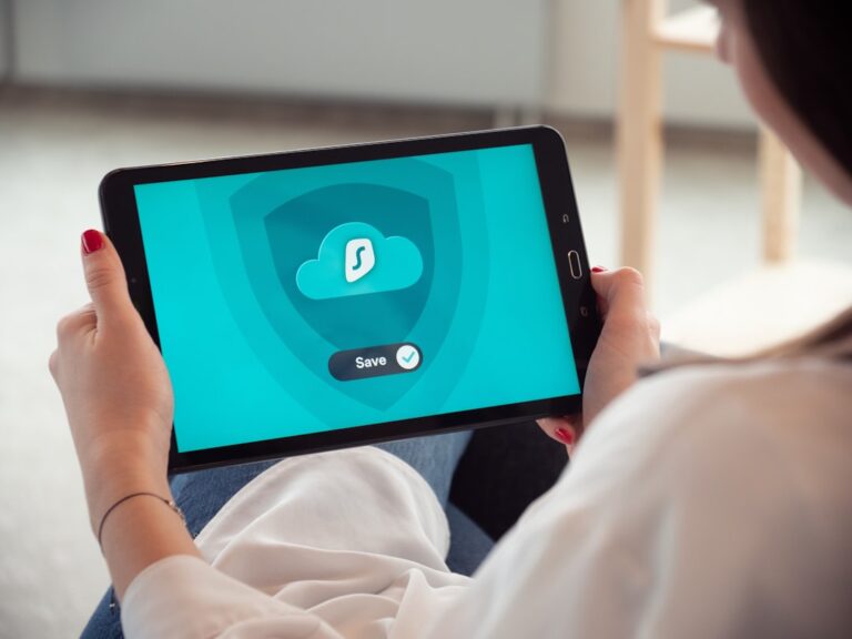 Vernetzte Smart-Home-Geräte mit Fokus auf Datenschutz und Sicherheit zu Hause