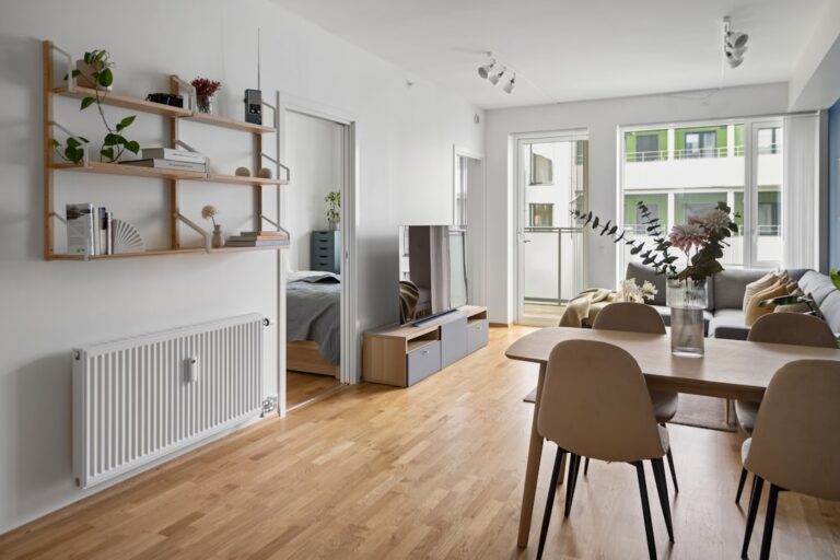 Wie energieautarkes Wohnen heute praktisch und nachhaltig gelingt Modernes energieautarkes Einfamilienhaus mit Solaranlage und intelligentem Energiemanagementsystem