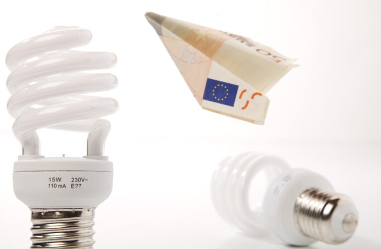Modernes Wohnzimmer mit smarten Heizkörpern zur Steigerung der Energieeffizienz