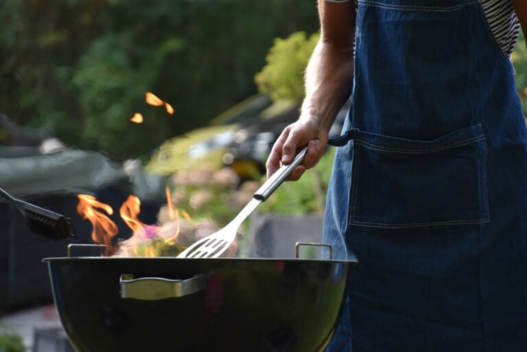 Moderner Grill mit Smarthome-Steuerung per Smartphone im Outdoor-Gartenbereich
