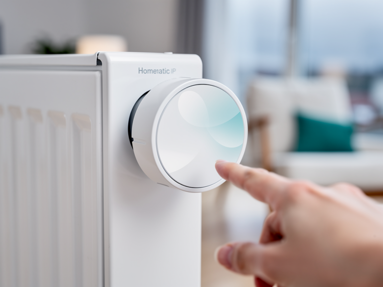 Homematic IP Heizkörperthermostat basic in modernem Wohnzimmer installiert und getestet