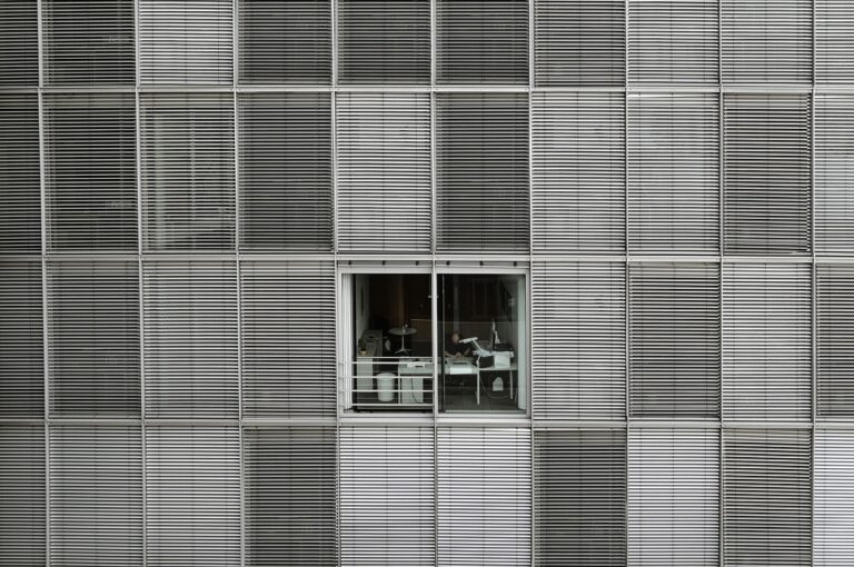 Moderne Jalousien Hersteller mit smarten Steuerungssystemen für intelligente Beschattung