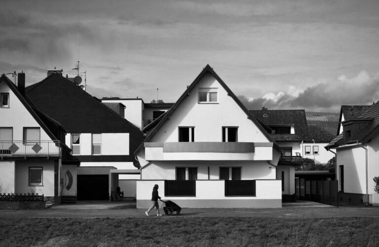 Moderner Kinderwagen mit smarten Gadgets für mehr Komfort unterwegs