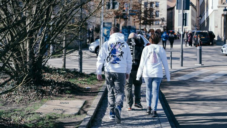 Konnektivitätsprobleme erkennen und lösen für ein stabiles Smart Home Netzwerk Modernes Wohnzimmer mit smarten Heiz- und Beleuchtungssystemen für Energie sparen Smart