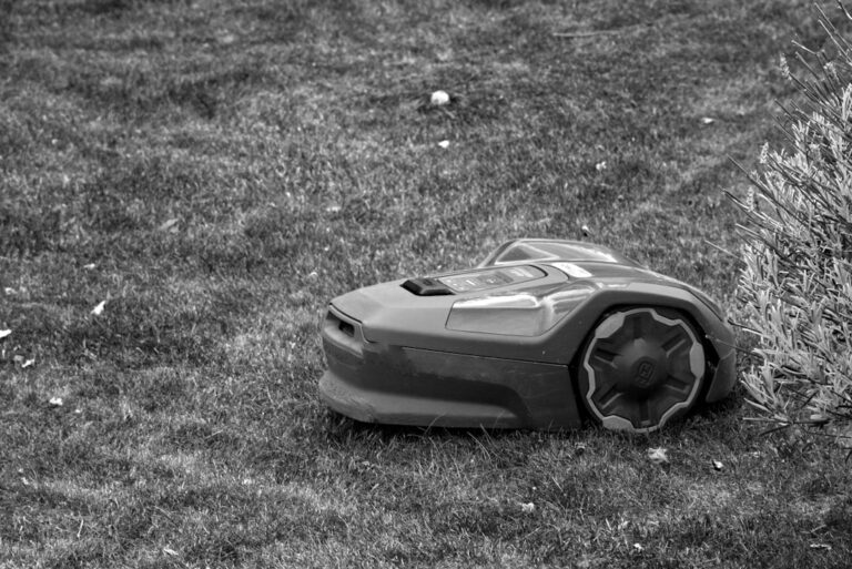 Moderner Rasenmäher Roboter in grünem Garten smart ins Smarthome integriert