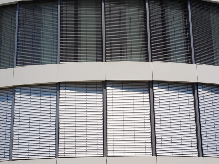 Robuste Rollläden schützen Fenster effektiv vor Einbruch und erhöhen die Sicherheit