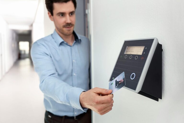 Moderner sicherer Türöffner für Smart Home mit Smartphone-Steuerung in Wohnumgebung