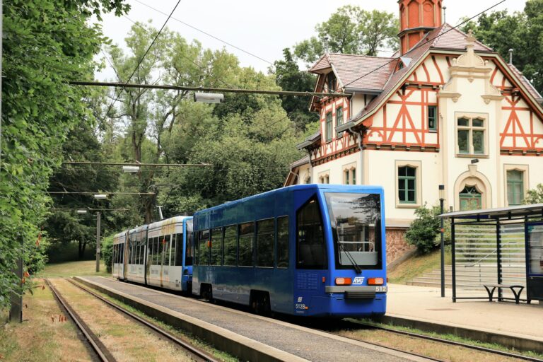 Smart Home Einsteiger steuern automatisch Licht und Sicherheit im vernetzten Zuhause