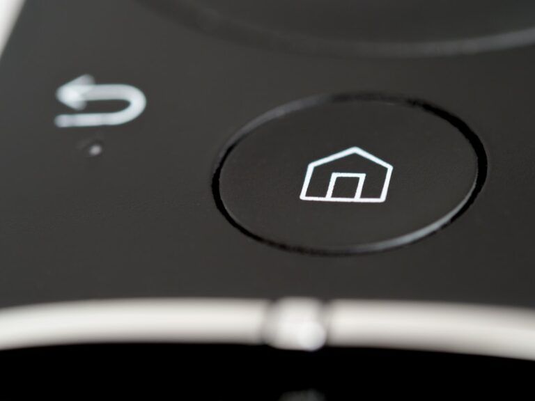 Smart Home Steuerung im modernen Wohnzimmer zur Kostenübersicht und Einsparung