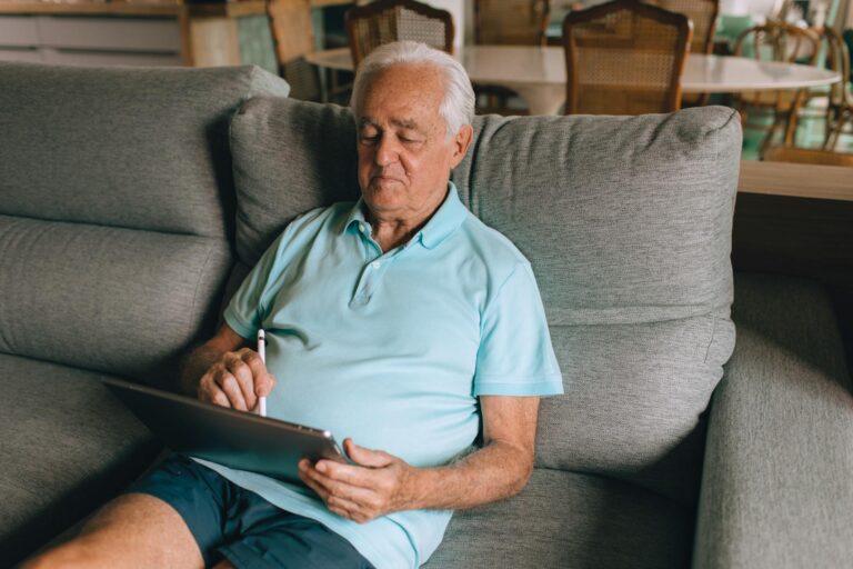 Seniorin nutzt smarte Sicherheits- und Komforttechnologien für ein aktives Zuhause