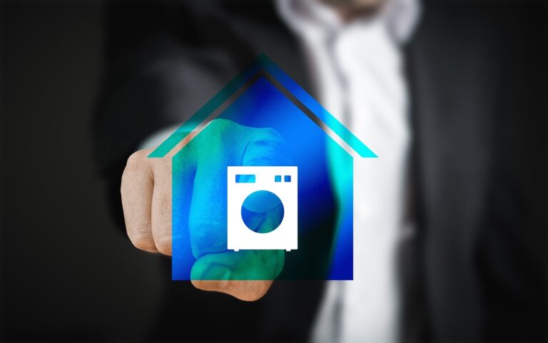 Modernes Wohnzimmer mit vernetzten Smart Home Geräten und zentraler Steuerungseinheit