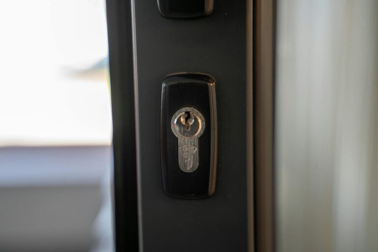 Smarte Türschlösser sicher einsetzen – So schützen Sie Ihr Zuhause zuverlässig smartes Türschloss an Haustür als Beispiel für sicher eingesetzte Zutrittskontrolle
