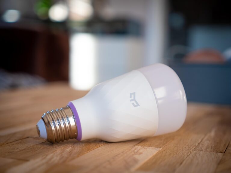Moderne Verschlüsselungsmethoden schützen Smart Home Geräte vor Cyberangriffen