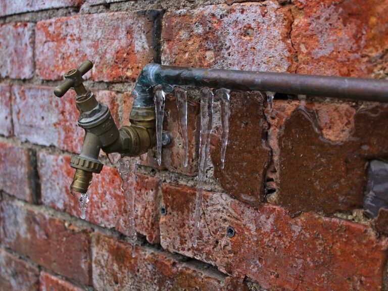 Smarte Wassermelder für den effektiven Schutz vor Rohrbruch im Haushalt Moderner smarter Wassermelder erkennt frühzeitig Rohrbruch und schützt Haushalt zuverlässig