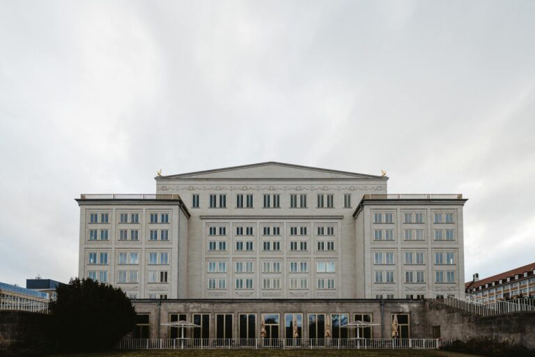 Moderne Smart Home Zentrale steuert vernetzte Geräte für einfaches Wohnen